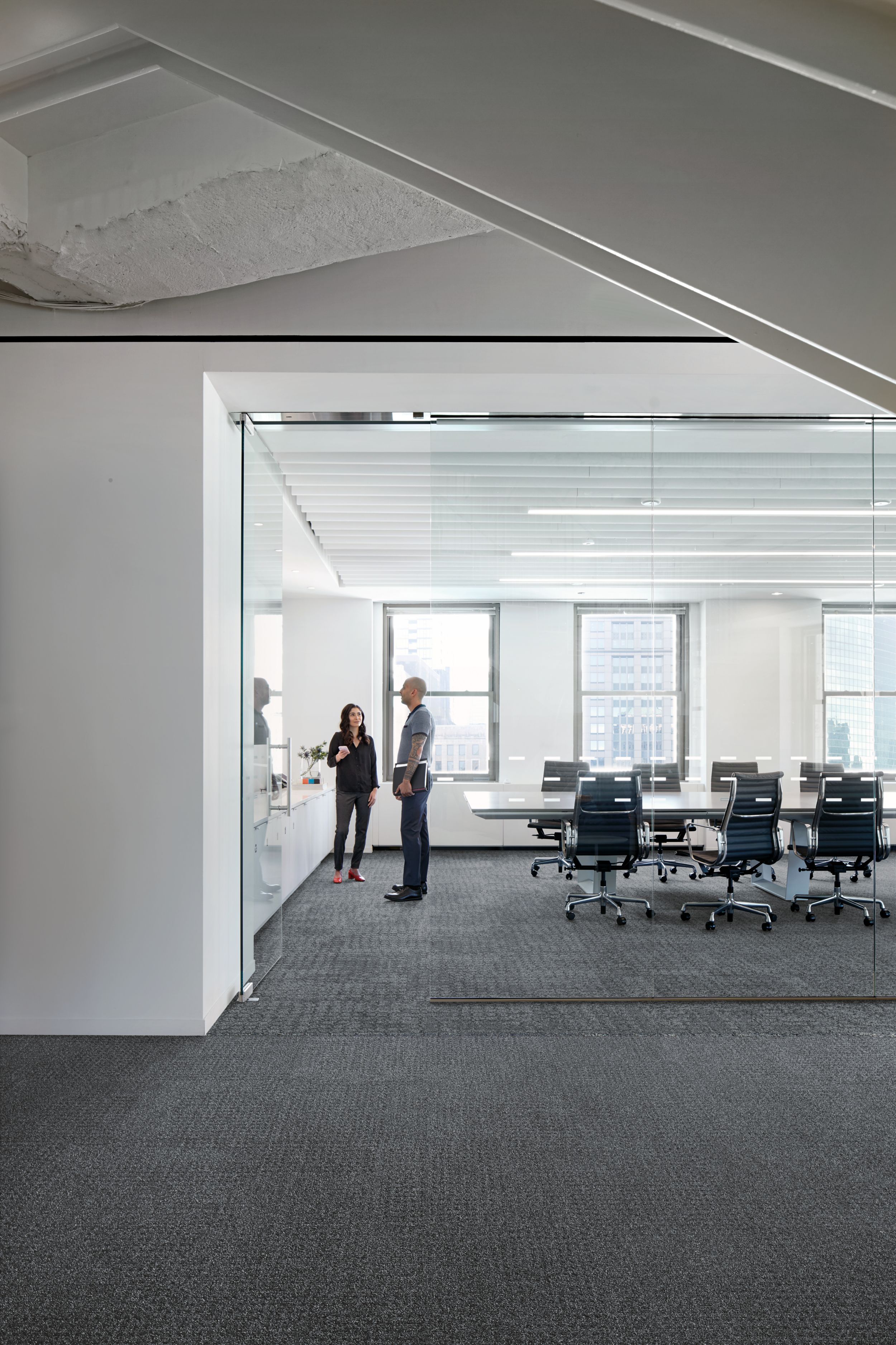 image Interface Dover Street and Mercer Street carpet tile in open meeting room with glass doors numéro 2